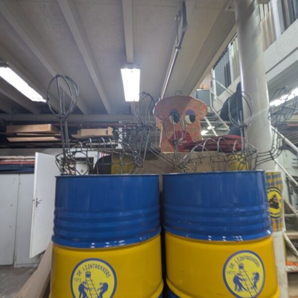 Een onderscheiding van 20 kilo, daken van karton en papieren inktvissen….